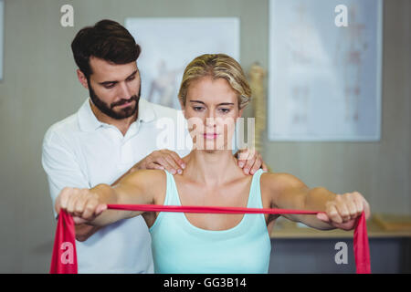 Männliche Physiotherapeuten geben Schulter massage für weibliche Patienten Stockfoto