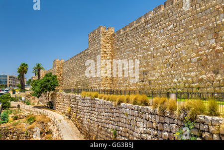 Blick auf die Stadtmauern in Jerusalem Stockfoto