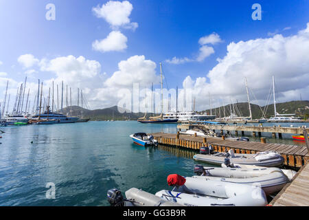 Teurer Luxusyachten ankern in Falmouth Harbour, Antigua und Barbuda an einem sonnigen Tag mit blauem Himmel und weißen Wolken Stockfoto