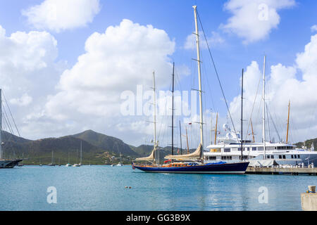 Teurer Luxusyachten ankern in Falmouth Harbour, Antigua und Barbuda an einem sonnigen Tag mit blauem Himmel und weißen Wolken Stockfoto