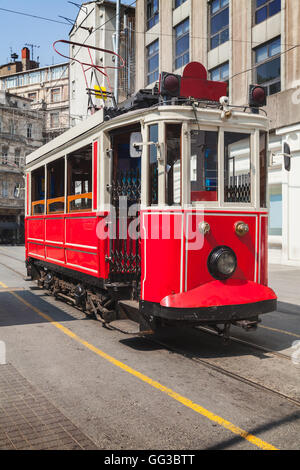 Alte rote Straßenbahn fährt auf der Istiklal Straße zum Taksim-Platz in Istanbul, beliebten touristischen Verkehr Stockfoto