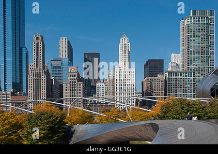 Die BP-Fußgängerbrücke verbindet Millennium Park mit Maggie Daley Park, beide befindet sich in der größeren Grant Park in Chicago des Stockfoto