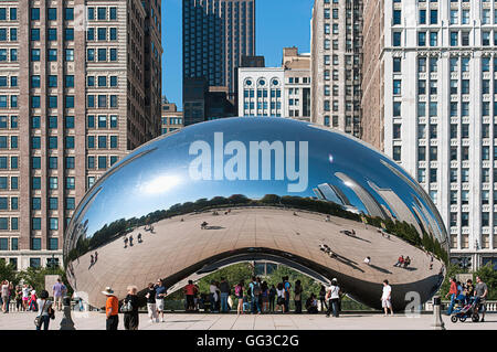 Touristen, hanging out in Cloud Gate (Bean) in Chicago, Illinois. Stockfoto