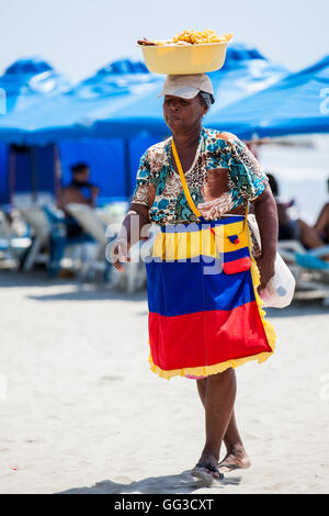 Kokos-Süßigkeiten-Anbieter am Strand in Cartagena de Indias Stockfoto