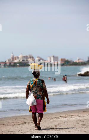 Kokos-Süßigkeiten-Anbieter am Strand in Cartagena de Indias Stockfoto