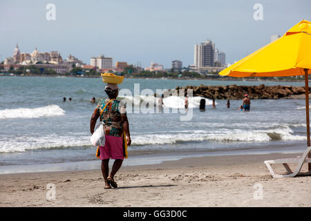 Kokos-Süßigkeiten-Anbieter am Strand in Cartagena de Indias Stockfoto