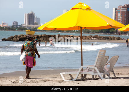 Kokos-Süßigkeiten-Anbieter am Strand in Cartagena de Indias Stockfoto