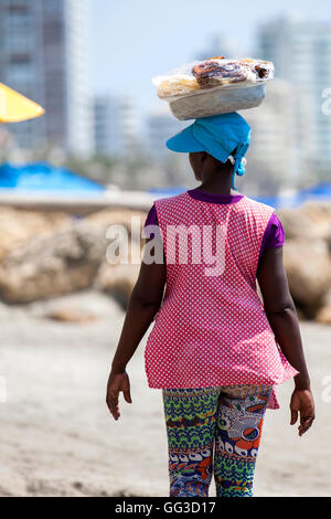 Kokos-Süßigkeiten-Anbieter am Strand in Cartagena de Indias Stockfoto