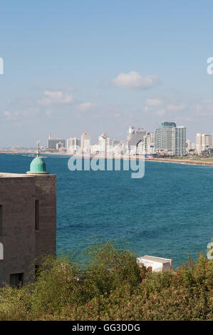 Israel, Naher Osten: die Skyline und die Küstenlinie auf die Strände von Tel Aviv gesehen von der Spitze der Hügel, auf dem sich die Altstadt von Jaffa thront Stockfoto