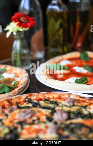 Bilder von Menschen Essen und serviert Pizza bei Bush Hall Restaurant in West-London Stockfoto