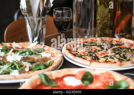 Bilder von Menschen Essen und serviert Pizza bei Bush Hall Restaurant in West-London Stockfoto