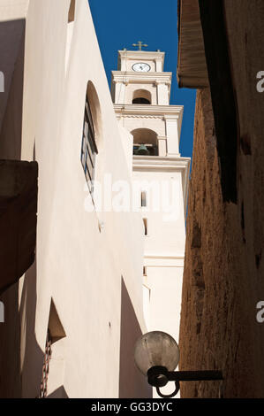 Jaffa, Altstadt: zu den Bell Turm von St. Peter Kirche Trog eine Gasse. St.-Petri Kirche ist eine Franziskanerkirche, gebaut im Jahre 1654 Stockfoto