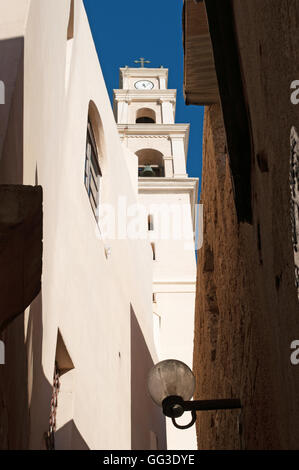 Jaffa, Altstadt: zu den Bell Turm von St. Peter Kirche Trog eine Gasse. St.-Petri Kirche ist eine Franziskanerkirche, gebaut im Jahre 1654 Stockfoto