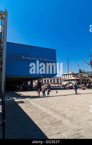 Genua, Italien - 2. Juni 2015: Nicht identifizierten Personen durch das Aquarium von Genua. Das Aquarium von Genua ist das größte Aquarium in Italien ein Stockfoto