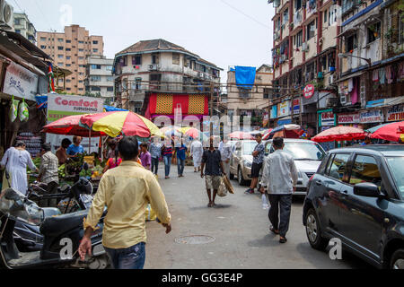 MUMBAI, Indien - 10. Oktober 2015: Unbekannter Mann auf der Straße von Mumbai, Indien. Mumbai ist mit 12 Millionen Menschen die meisten po Stockfoto