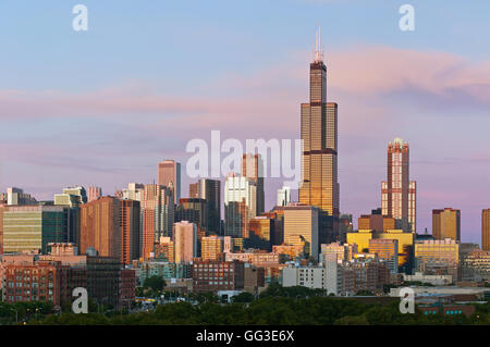 Skyline von Chicago in der Dämmerung. Bild der Willis Tower und die Skyline von Chicago bei Sonnenuntergang. Stockfoto