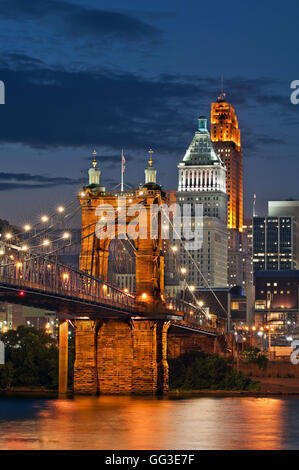 Cincinnati Brücke und Sky Line in der Nacht. Bild von Cincinnati Stadtbild bei Nacht. Stockfoto