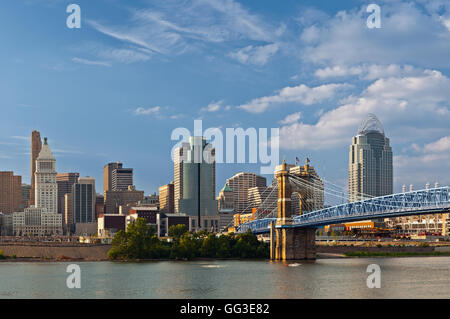 Bild der Skyline von Cincinnati und historischen John A. Roebling Hängebrücke überqueren Ohio River. Stockfoto