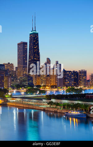 Schöne Skyline von Chicago am Sonnenuntergang. Chicago downtown Skyline in der Abenddämmerung. Stockfoto