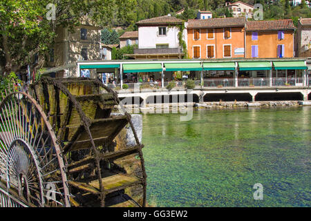 Wasserrad an der Stadt von Fontaine de Vaucluse, Frankreich Stockfoto