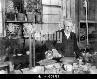 Thomas Edison. Der amerikanische Erfinder und Geschäftsmann Thomas Alva Edison (1847-1931), der in seinem Chemielabor arbeitet. Porträt c.1905. Stockfoto
