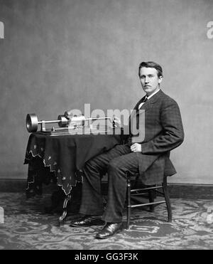 Thomas Edison. Porträt des amerikanischen Erfinder und Geschäftsmann, Alva (1847-1931), mit seinem Phonographen. Porträt c.1878. Stockfoto