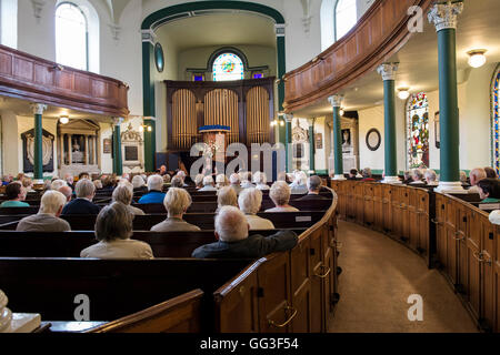 Menschen sitzen in der First Presbyterian Church, Belfast Stockfoto