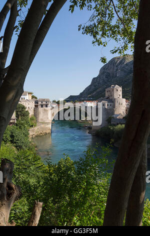 Mostar, Herzegowina-Neretva, Bosnien und Herzegowina.  Single-Bogen Stari Most, oder alte Brücke, überqueren den Fluss Neretva. Stockfoto