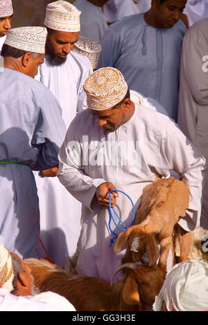 Omanischen Männer traditionell gekleidet, Teilnahme an der Ziege-Markt in Nizwa, westlichen Hajar, Oman Stockfoto