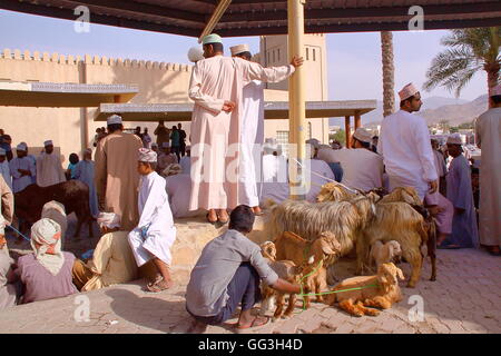 Omanischen Männer traditionell gekleidet, Teilnahme an der Ziege-Markt in Nizwa, westlichen Hajar, Oman Stockfoto