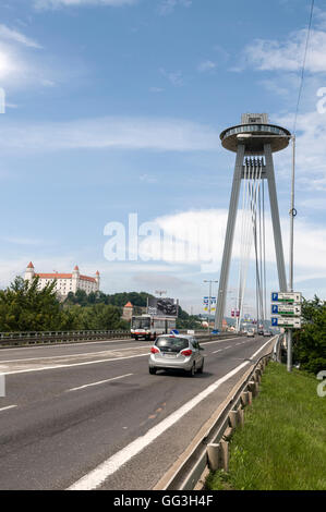 Der Aussichtsturm am meisten SNP (bekannt als New Bridge) des slowakischen nationalen Aufstandes) umfasst die Donau in Bratisl Stockfoto