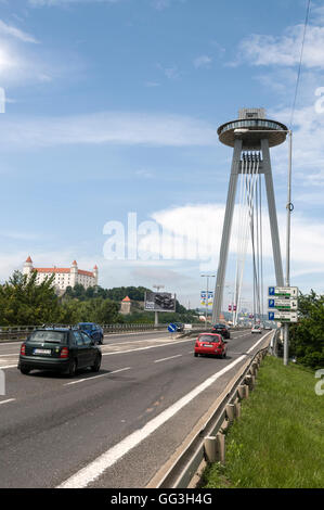 Der Aussichtsturm am meisten SNP (bekannt als New Bridge) des slowakischen nationalen Aufstandes) umfasst die Donau in Bratisl Stockfoto