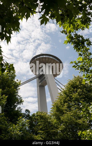 Der Aussichtsturm am meisten SNP (bekannt als New Bridge) des slowakischen nationalen Aufstandes) umfasst die Donau in Bratisl Stockfoto