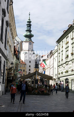 Michalska ulica (Michalska-Straße) gesäumt von Open-Air-Restaurants und St. Michaels Tor in der Altstadt von Bratislava, Bratislava Stockfoto