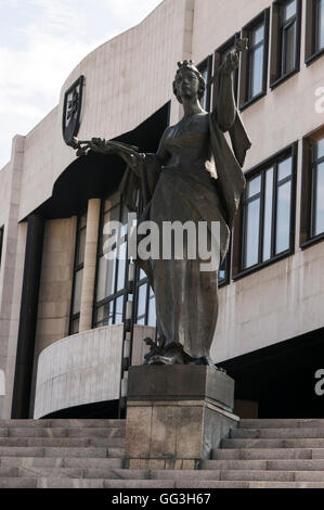 Ein Denkmal für den slowakischen Nationalaufstand außerhalb der Nationalrat der Slowakischen Republik in Bratislava, Slowakei Stockfoto