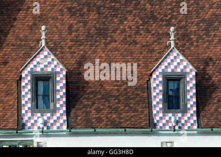 Auf einem Dach aus farbigen verglasten gefliesten Fenstern umgibt der Komplex des Alten Rathauses in der Altstadt von Bratislava, Bratislava in der Slowakei. Stockfoto