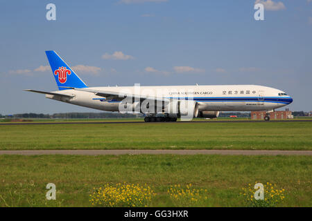 SCHIPHOL, AMSTERDAM, Niederlande - Mai 1, 2016: Boeing 777 von China Southern Cargo-Airline, die Landung auf dem Flughafen Schiphol international ein Stockfoto