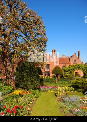 Porträt der versunkene Garten im Chenies Manor House, Frühling Tulpen. Blume ziemlich Grenzen und Rasen nach Südwesten, mit blauem Himmel Stockfoto