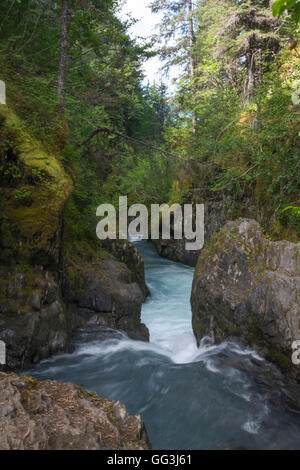Schnell bewegten Wasser rauscht durch einen schmalen Spalt in den Felsen. Stockfoto