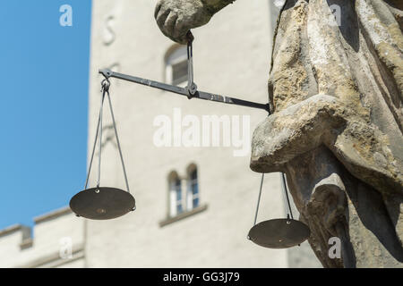 Nahaufnahme von der Justitia in Regensburg mit Schuppen in ihren Händen Stockfoto