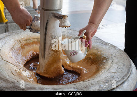 Menschen sammeln Wasser aus den Mineralquellen auf der Kolonnade für gesundheitsfördernde Eigenschaften in Karlovy Vary, Tschechische Stockfoto