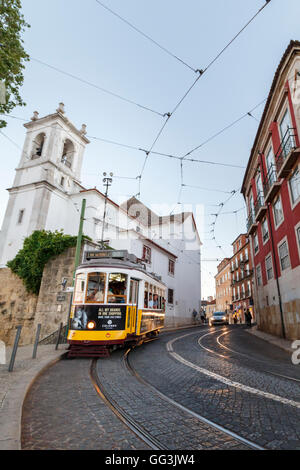 Lissabons berühmte Nummer 28 Straßenbahn um die Ecke in Portas Du Sol, ein populärer touristischer Ort in Lissabon. Stockfoto