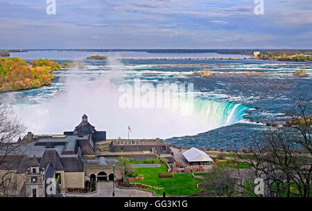 Niagarafälle-Hufeisen mit Table Rock Welcome Centre im Vordergrund und oberen Stream von Niagara River und New York State der USA Stockfoto