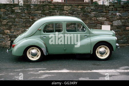 AJAXNETPHOTO. ST. BRIEUC, FRANKREICH. - KLEINE FRANZÖSISCHE LIMOUSINE - RENAULT 4CV, HERGESTELLT VON AUGUST 1947 BIS JULI 1961. AUCH BEKANNT ALS HINO 4CV, RENAULT 4/4, RENAULT 760 UND 750 UND RENAULT QUINTETTE. HIER IN BRITANNY GESEHEN. FOTO: JONATHAN EASTLAND/AJAX REF: 970X03 Stockfoto