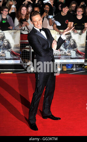 Tom Hiddleston besucht die Weltpremiere von "Thor: The Dark World" im Odeon Leicester Square in London Stockfoto