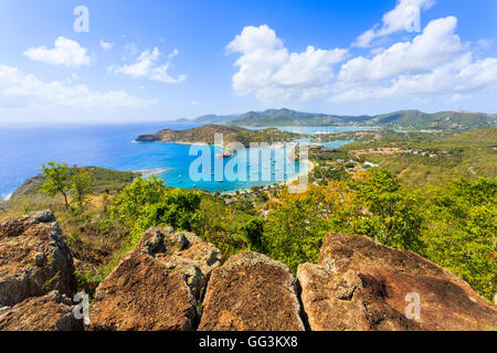 Blick auf English Harbour und Falmouth Harbour von Shirley Heights Lookout, sehen Sie das beste in Antigua Stockfoto