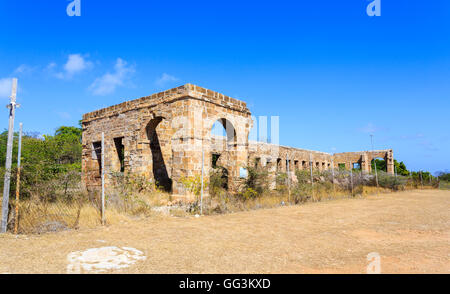 Ruinen von der Offiziere Viertel, Shirley Heights, Süd Antigua, Antigua und Barbuda an einem sonnigen Tag mit blauem Himmel Stockfoto