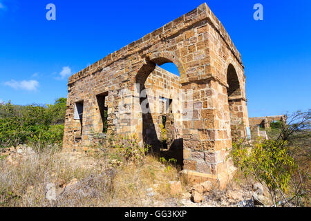 Ruinen von der Offiziere Viertel, Shirley Heights, Süd Antigua, Antigua und Barbuda an einem sonnigen Tag mit blauem Himmel Stockfoto