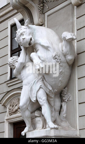 Hercules, die Erfassung der kretischen Stier von Lorenzo Matielli in der Hofburg Stockfoto