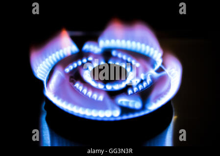 Brennen von einer Küche Gas Gasherd in Dunkelheit Stockfoto